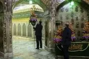 گل آرایی ضریح حرم حضرت معصومه (ع)/ گزارش تصویری