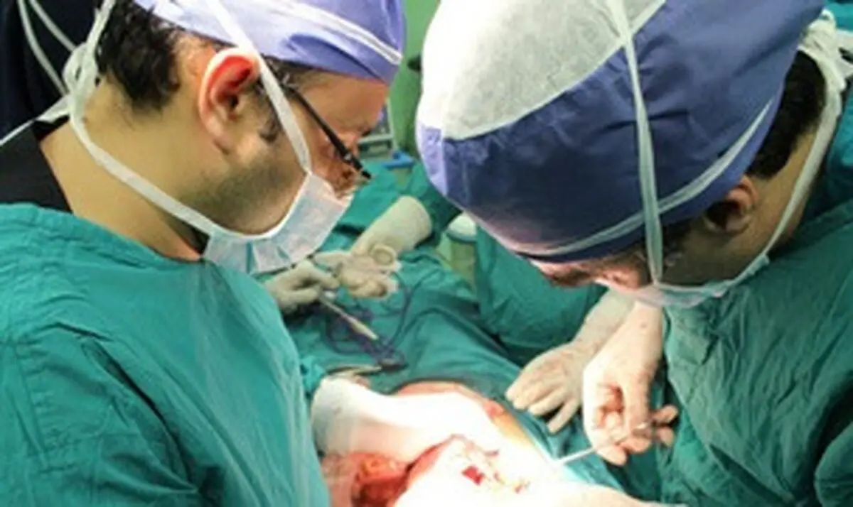 خارج کردن تومور از شکم خانم 48 ساله 
