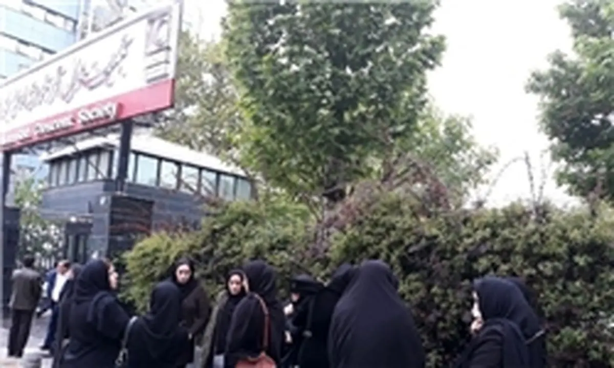 تجمع خانواده‌های جانباختگان سانحه هوایی یاسوج مقابل سازمان هلال احمر
