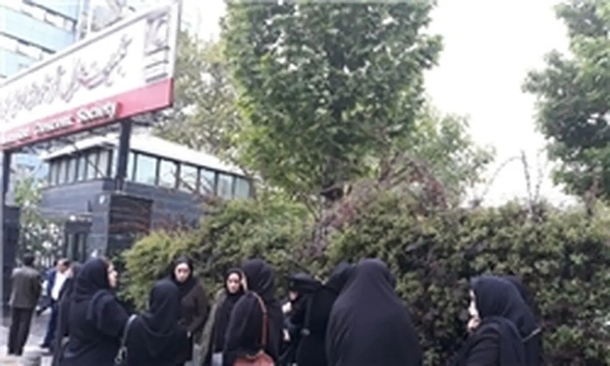 تجمع خانواده‌های جانباختگان سانحه هوایی یاسوج مقابل سازمان هلال احمر