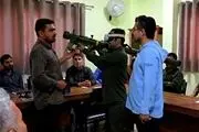 
آموزش کار با دوش‌پرتاب شکارچی اف 18 به مردم