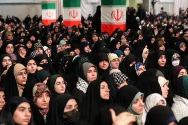 دیدار جمعی از رأی اولی‌ها و خانواده‌های شهدا با رهبر انقلاب