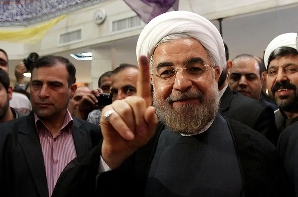 روحانی رأی خود را در وزارت کشور به صندوق انداخت