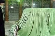 قرآن خواندن رهبر انقلاب بر سر مزار امام خمینی(ره)+فیلم و عکس