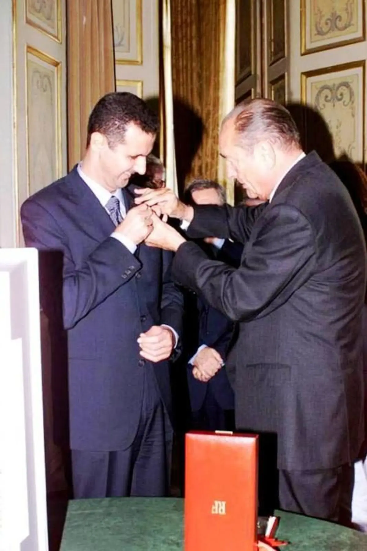 فرانسه نشان شوالیه را از اسد پس میگیرد