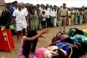 مراسم عجیب شلاق زدن هزاران زن در هند برای دور کردن شیطان از روح آنان/ عکس