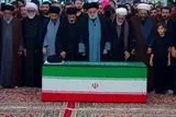 فیلم کامل اقامۀ نماز بر پیکر «آقای شهید ایران» توسط فرزند ارشد ایشان