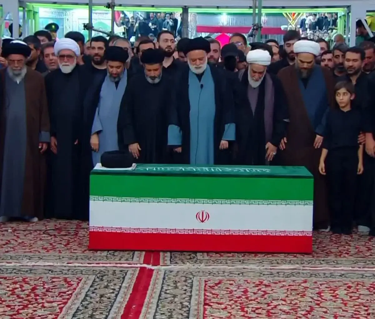 فیلم کامل اقامۀ نماز بر پیکر «آقای شهید ایران» توسط فرزند ارشد ایشان