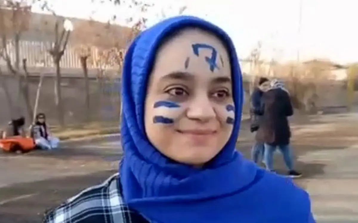 گریه دختر استقلالی پشت در استادیوم آزادی