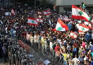 مسابقه طناب کشی میان مخالفان و طرفداران رییس جمهوری لبنان