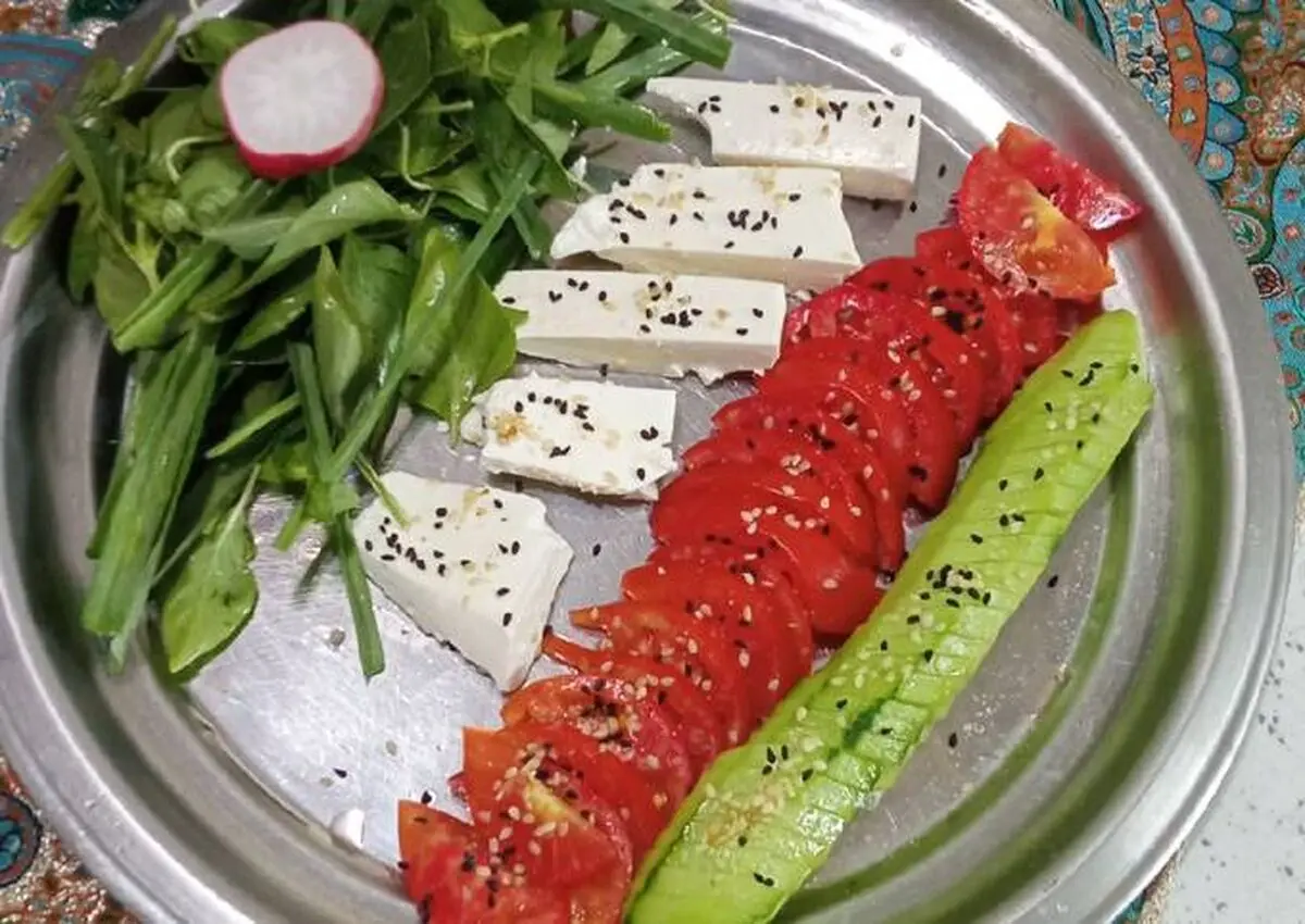 تزیین نان و پنیر و خیار و گوجه به شکل پرچم ایران