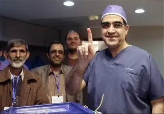 وزیر بهداشت با لباس جراحی رأی داد+عکس