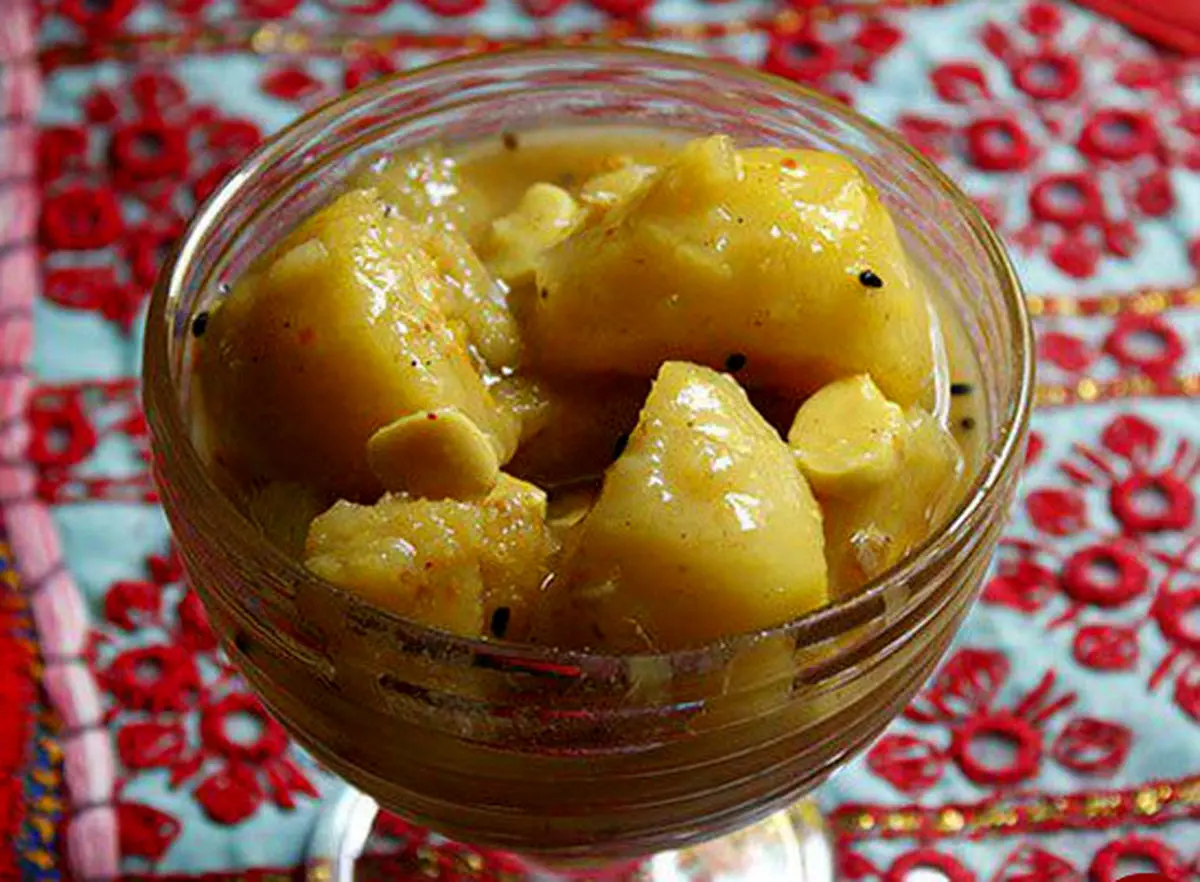 طرز تهیه ترشی تند و شیرین با طعم زعفران