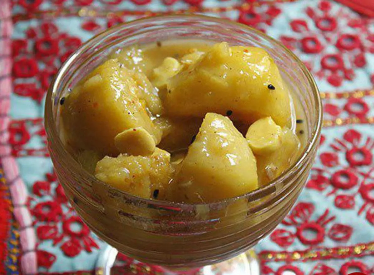 طرز تهیه ترشی تند و شیرین با طعم زعفران