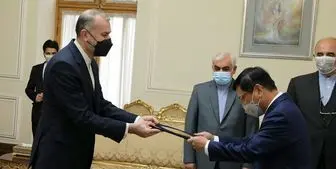 تقدیم رونوشت استوارنامه سفیر جدید ویتنام به وزیر خارجه ایران