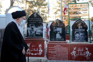حضور در مرقد مطهر امام