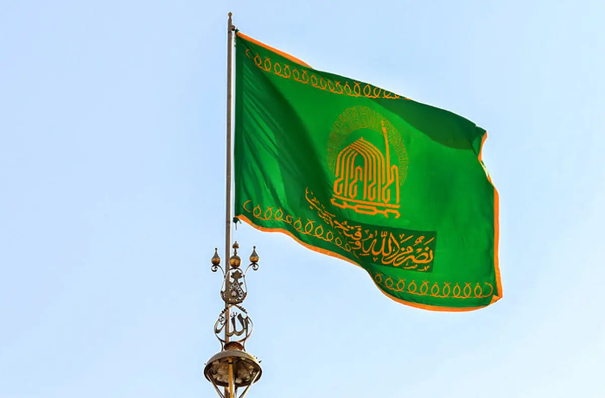 تعویض پرچم گنبد رضوی به مناسبت آغاز ماه ربیع/عکس 