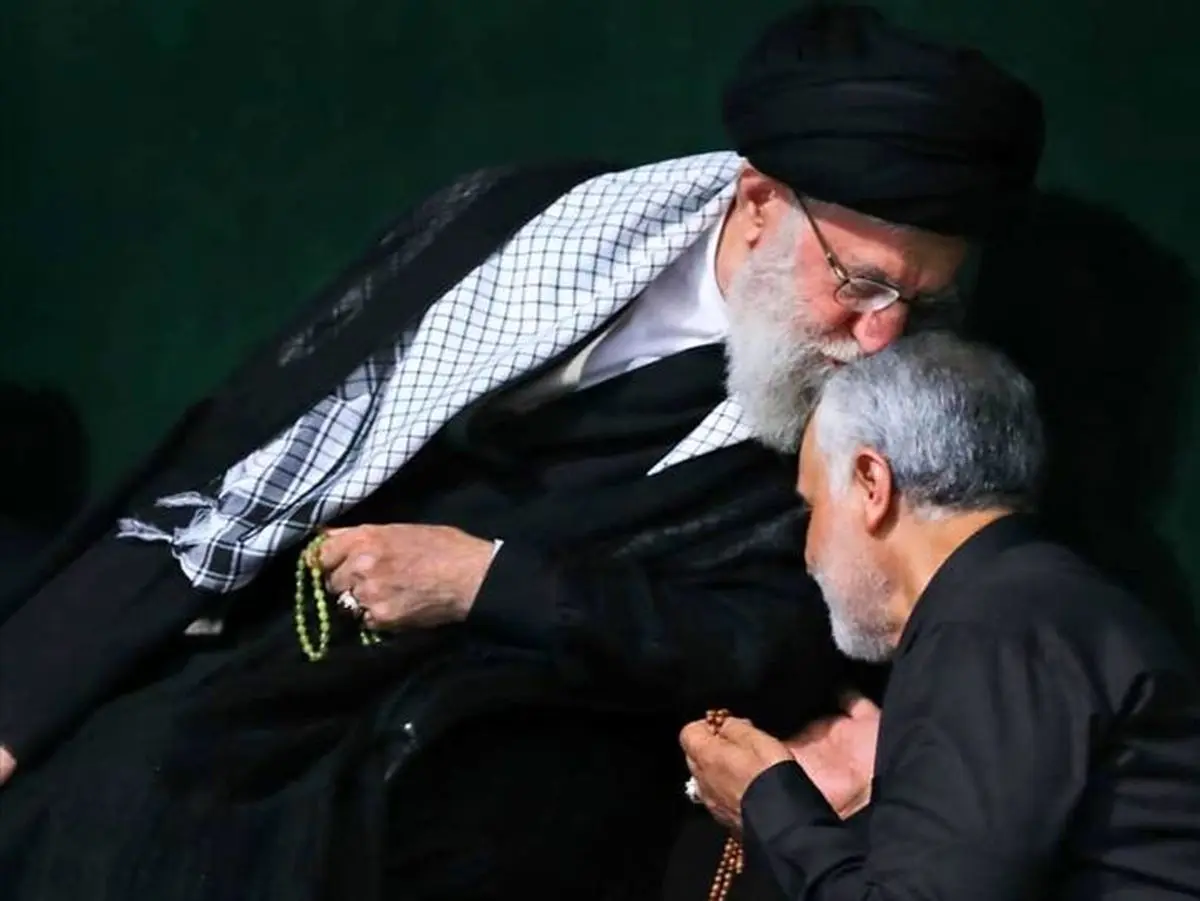 خاک سپاری شهید حاج قاسم سلیمانی با عبای نماز شب رهبر انقلاب