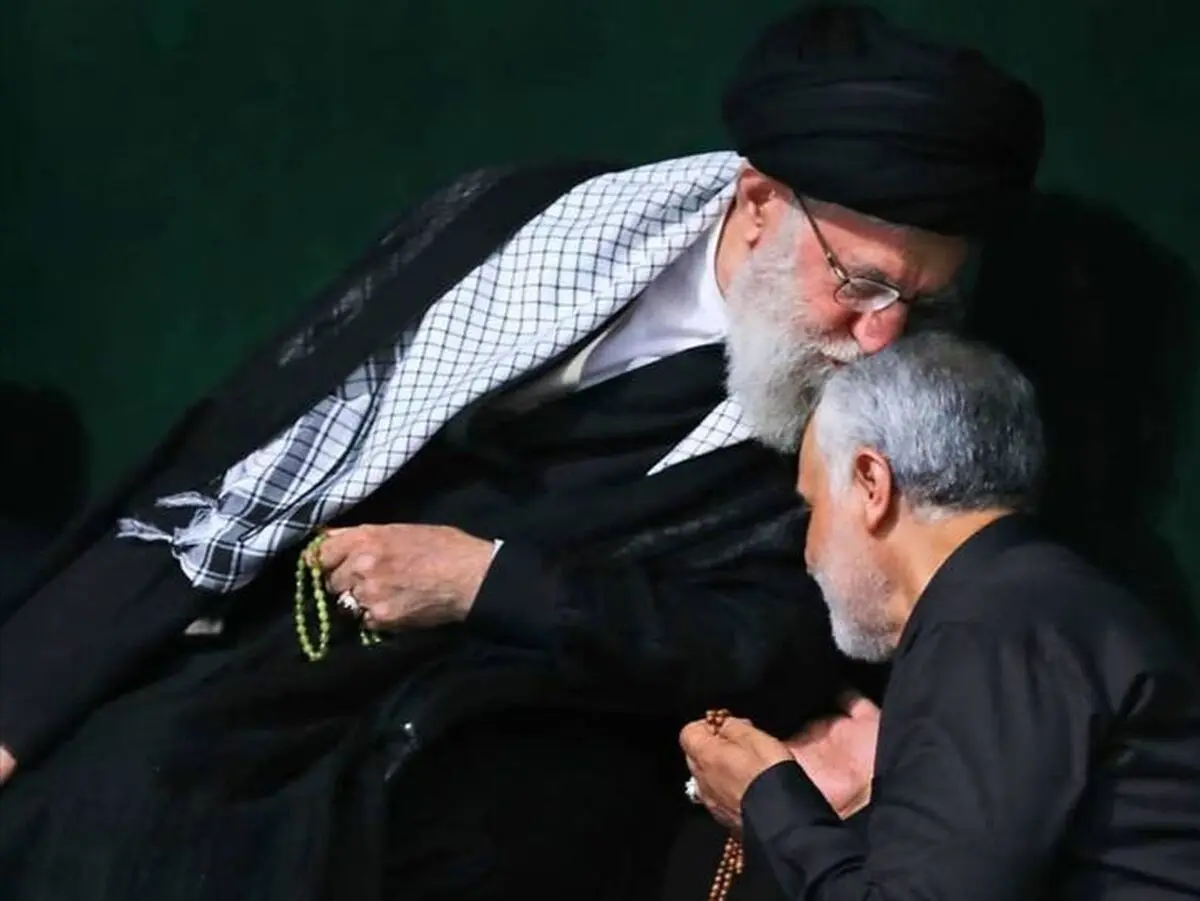 خاک سپاری شهید حاج قاسم سلیمانی با عبای نماز شب رهبر انقلاب