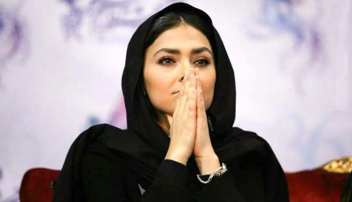 ژست جذاب هدی زینالعابدین در یک نشست داوری