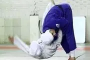 دبیر فدراسیون به چه حقی دست به نامحرم می‌زند!