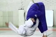 دبیر فدراسیون به چه حقی دست به نامحرم می‌زند!