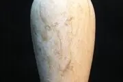 کشف جام مرمری بی نظیر در یک گور شهر سوخته