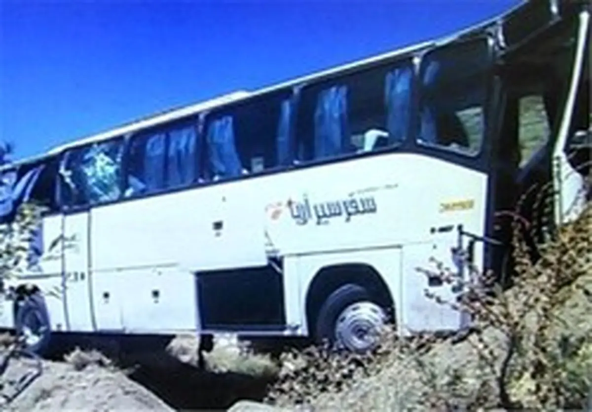 انحراف اتوبوس از جاده ۱۰ مصدوم برجای گذاشت