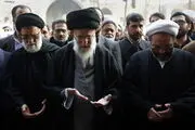 رهبر انقلاب بر پیکر آیت‌الله واعظ طبسی نماز می‌خوانند