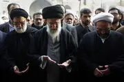 رهبر انقلاب بر پیکر آیت‌الله واعظ طبسی نماز می‌خوانند