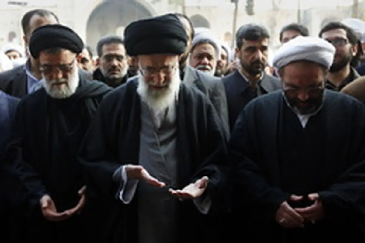 رهبر انقلاب بر پیکر آیتالله واعظ طبسی نماز میخوانند
