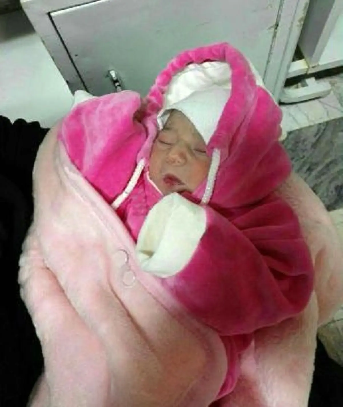 کشف
نوزاد تازه متولدشده در سطل زباله + عکس
