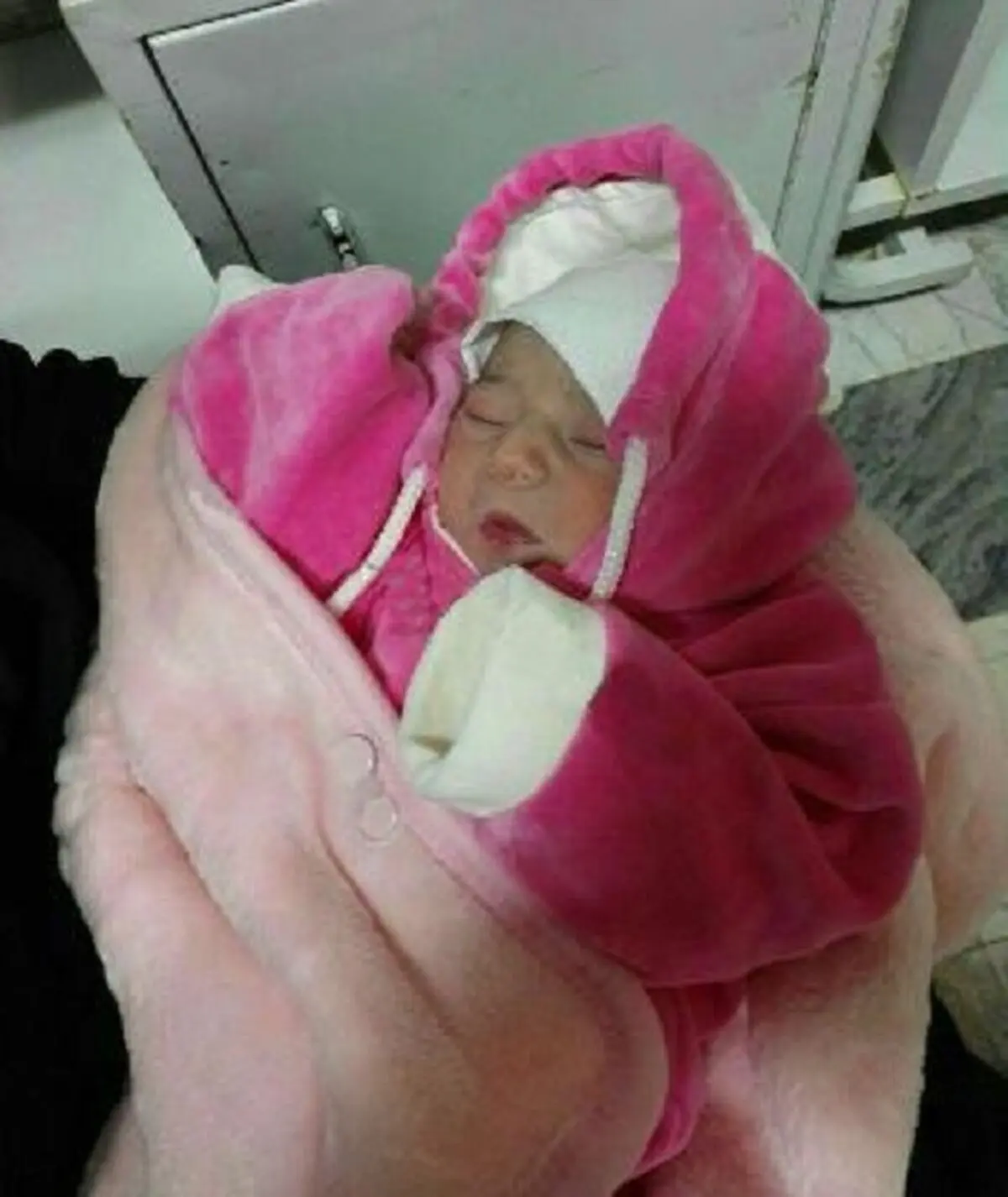 کشف
نوزاد تازه متولدشده در سطل زباله + عکس
