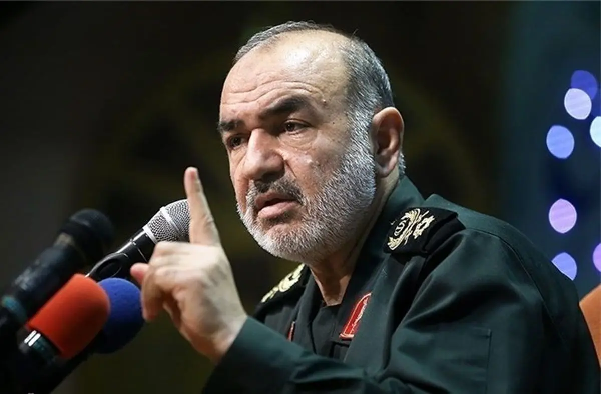 سرلشکر سلامی: نهراسیدن از قدرتها راز حیات و سر بقای یک ملت است