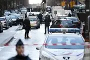 تیرباران مردی با پرچم داعش در پاریس
