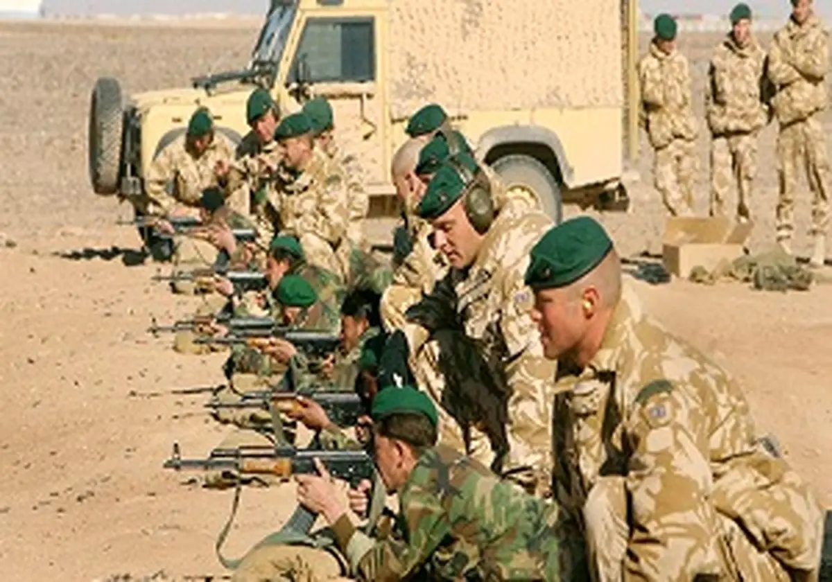 داعش دو نظامی انگلیسی را زخمی کرد