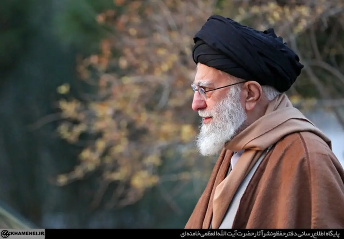 لحظاتی از حضور سحرگاهی رهبر انقلاب در حرم مطهر امام (ره)