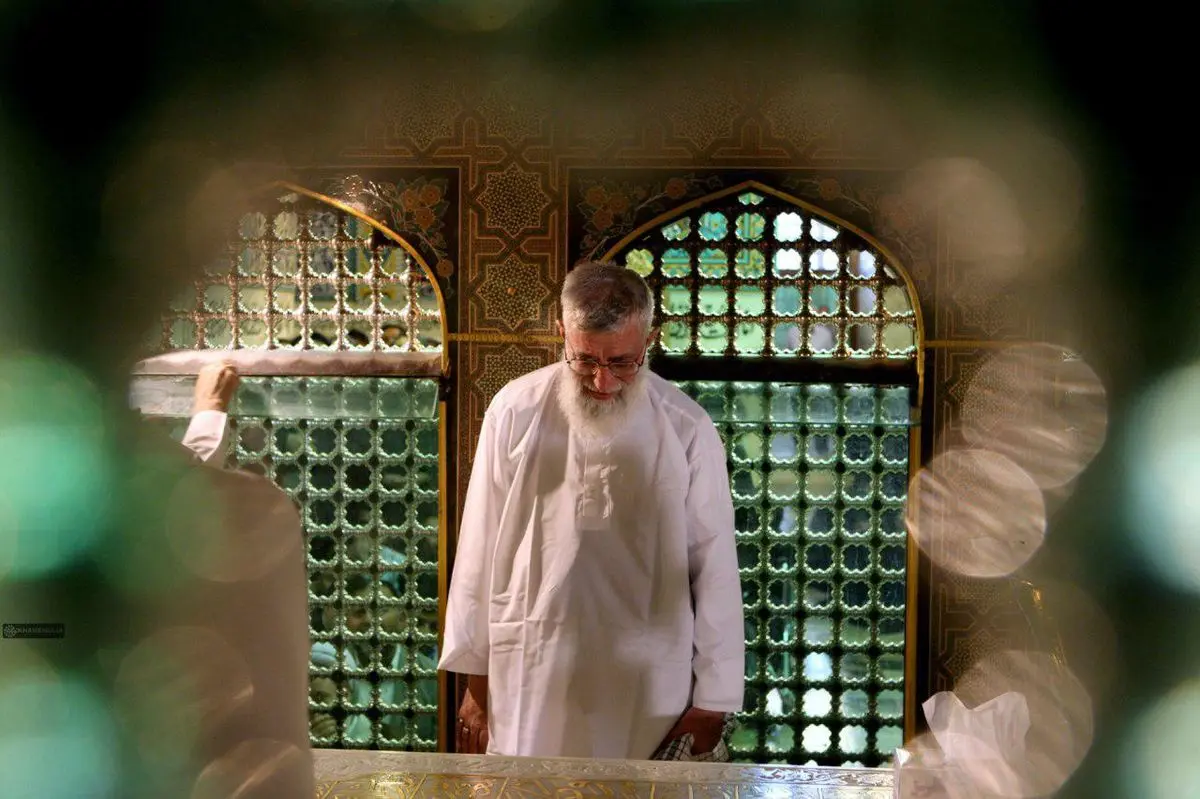 غبارروبی ضریح مطهر امام رضا (ع) با حضور رهبر انقلاب