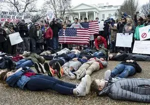 تحصن دانش آموزان آمریکایی مقابل کاخ سفید