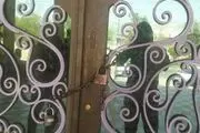 قفل و زنجیر شدن درب شهرداری کهنوج توسط کارگران معترض+تصاویر