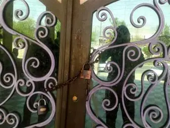 قفل و زنجیر شدن درب شهرداری کهنوج توسط کارگران معترض+تصاویر