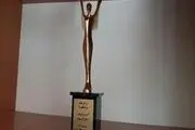 تندیس کنفرانس نقش بانوان در اقتصاد مقاومتی به بانوی بیجاری رسید