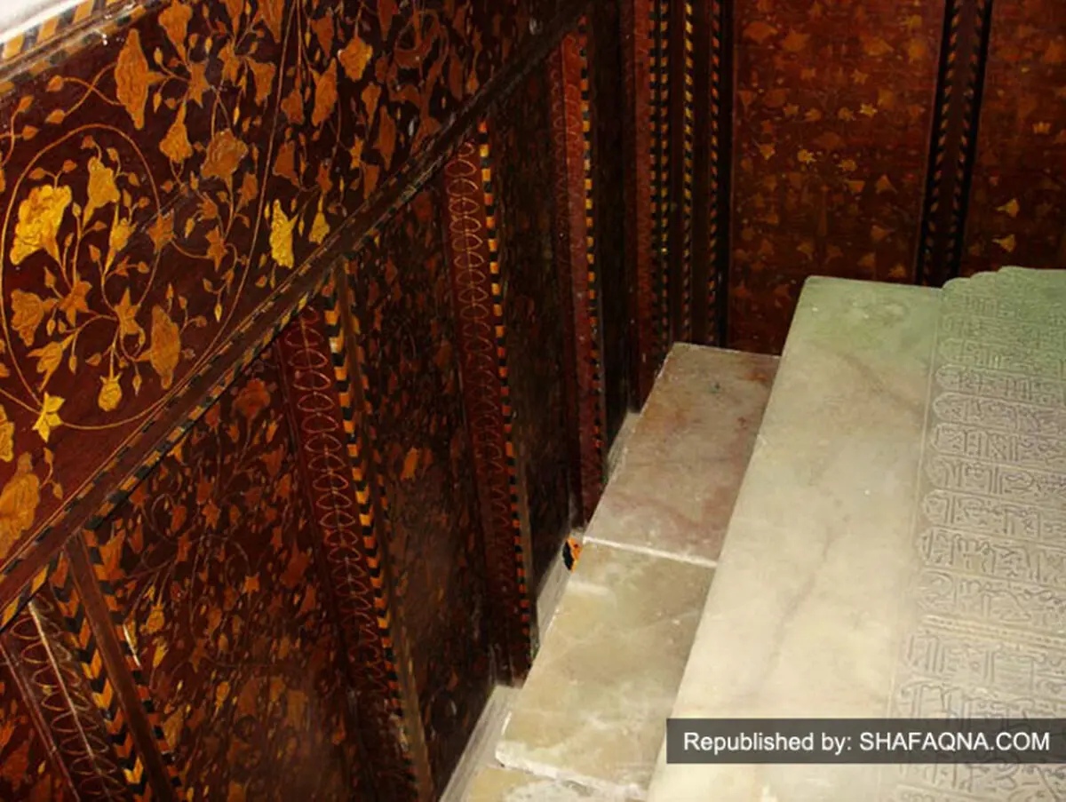 برسنگ مضجع حضرت ابوالفضل(ع) چه نوشته؟