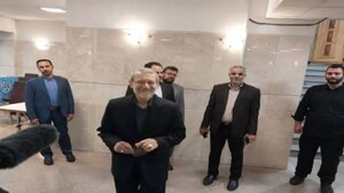 شوخی لاریجانی و خبرنگاران در ستاد انتخابات+ فیلم