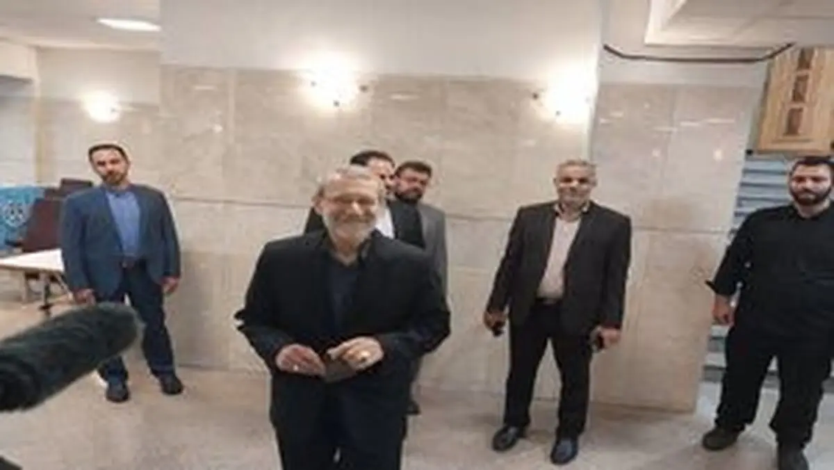 شوخی لاریجانی و خبرنگاران در ستاد انتخابات+ فیلم