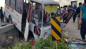 واژگونی اتوبوس و مصدومیت ۲۶ نفر از مسافران +عکس