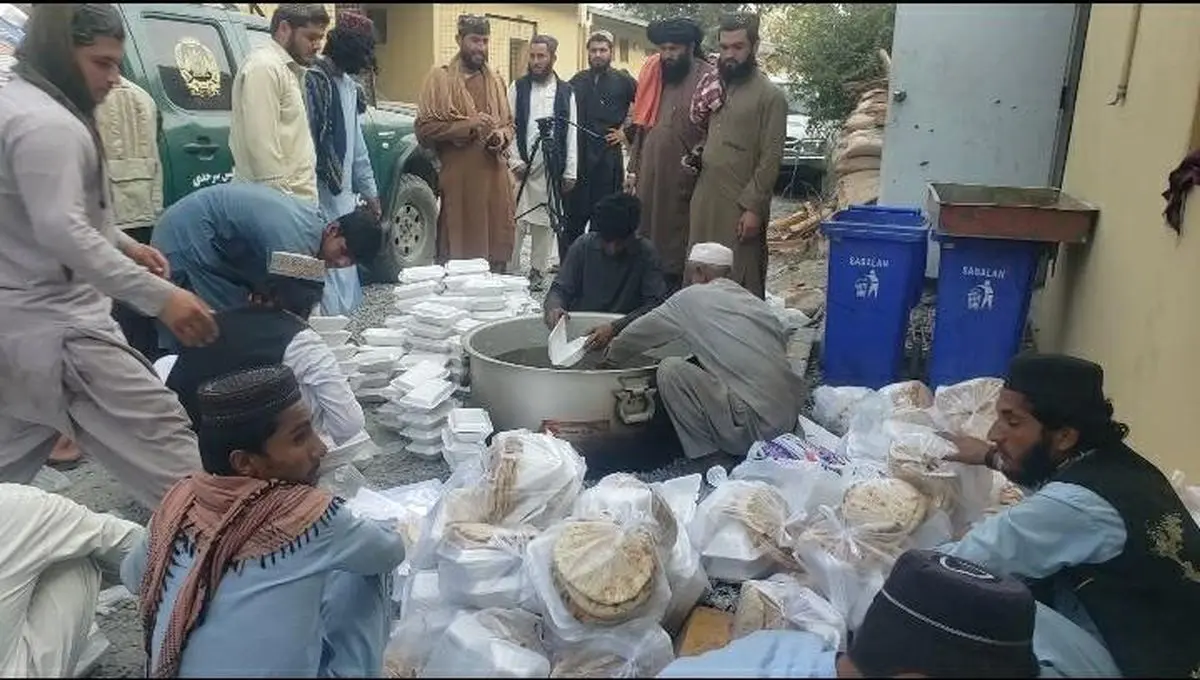 اقدام جالب طالبان برای مهاجران افغان| پخش پول و غذا توسط طالبان+عکس