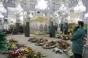 
گل آرایی و تعویض پرچم حرم حضرت زینب(س)/ گزارش تصویری
