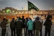 نصب پرچم عزا بر فراز گنبد حرم رضوی/ عکس