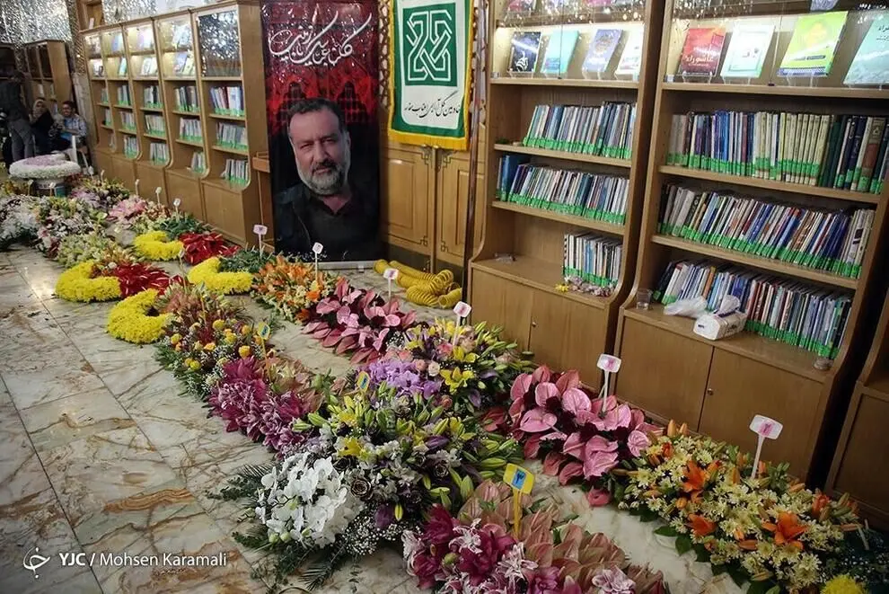 گل آرایی ضریح مطهر حضرت معصومه(س)/ گزارش تصویری 